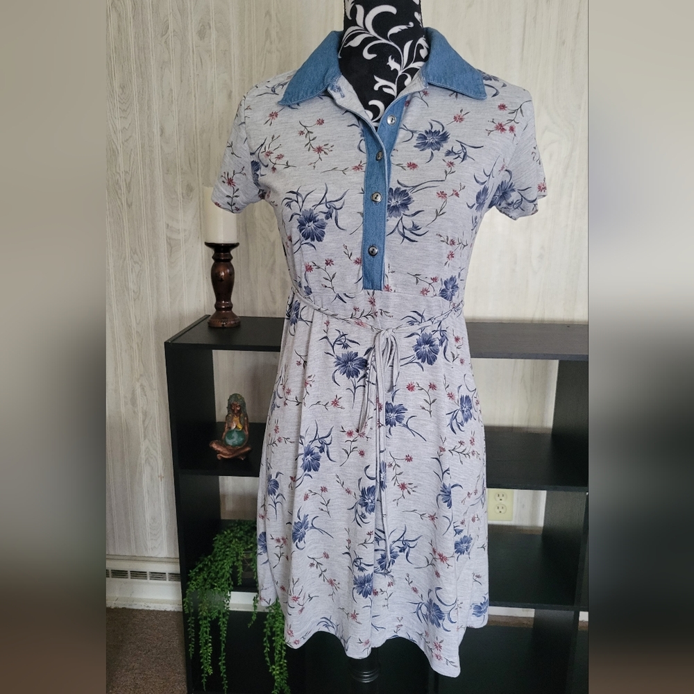 Expressions Size S Gray Floral Print Dress with Denim Collar